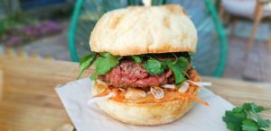 tuk tuk burger sauce sriracha arachide coriandre au Camion à Croquer food truck Rennes